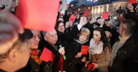 Marsz PiS na ulicach Warszawy. Kaczyński atakuje Tuska