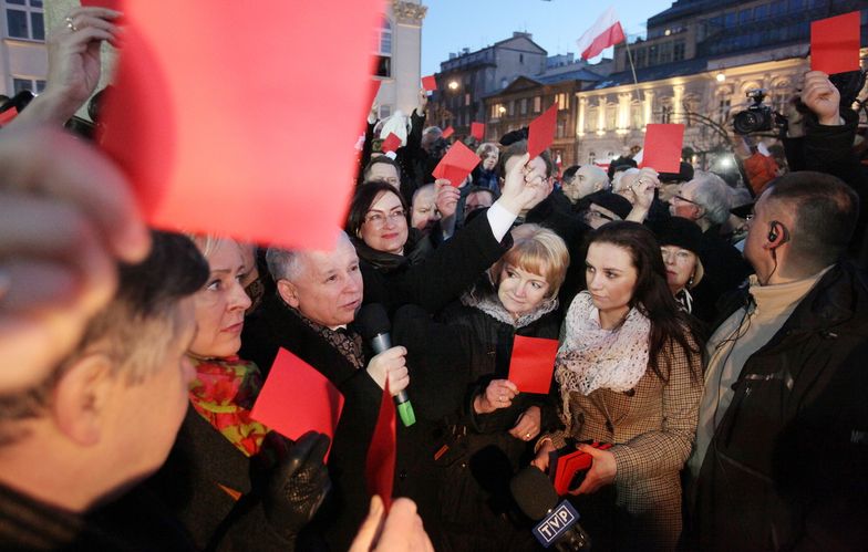 Marsz PiS na ulicach Warszawy. Kaczyński atakuje Tuska