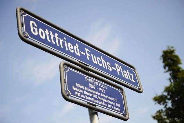 Tablica informująca o placu im. Gottfrieda Fuchsa w Karlsruhe. Fot. Getty Images