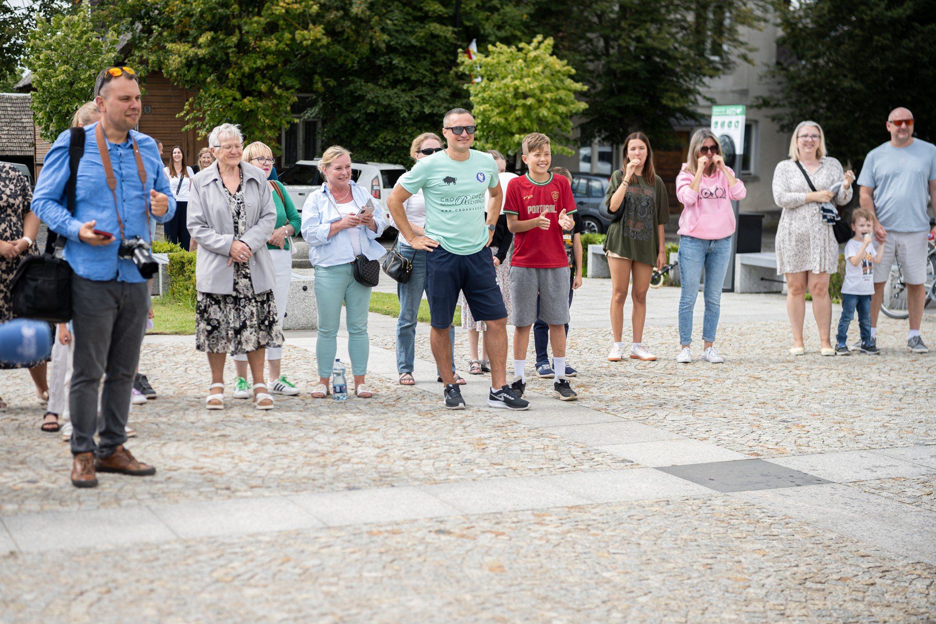 W niedzielę, 17 sierpnia, Rynek 11 Listopada w Choroszczy wypełnił się mieszkańcami, którzy przyszli powitać niezwykłego gościa. Po ponad miesiącu zmagań i przejechaniu ponad 3400 kilometrów przez całą Polskę, Krzysztof Mróz - właściciel Kriss Catering - zakończył swoją charytatywną wyprawę rowerową. Jego wyczyn wzbudził ogromny podziw, a przede wszystkim miał szczytny cel - wsparcie podopiecznych Fundacji Naszpikowani.