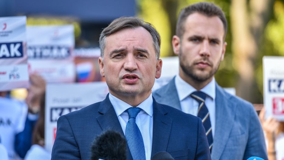 Lublin, 28.09.2023. Kampania wyborcza do parlamentu 2023. Minister sprawiedliwości, prokurator generalny Zbigniew Ziobro (L) i kandydat w wyborach do Sejmu, poseł Jan Kanthak (P) podczas konferencji prasowej w Lublinie, 28 bm. (mr) PAP/Wojtek Jargiło