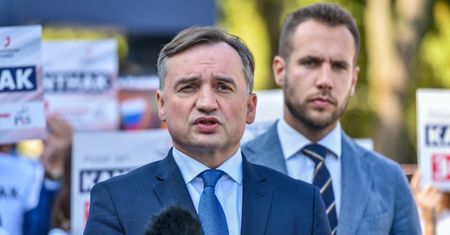 Zakaz nie zatrzymuje Ziobry. Dalej mówi o Holland. Jest reakcja