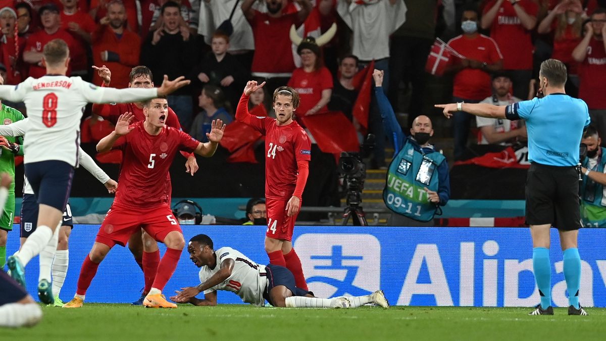 arbiter dyktuje rzut karny w meczu Anglia - Dania