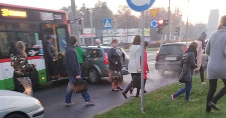 Zmieniał pas przed rondem. Zderzył się z autobusem