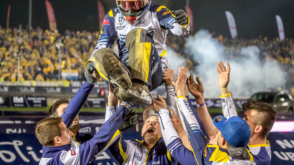 WP SportoweFakty / Michał Chęć / Na zdjęciu: Paweł Miesiąc podrzucany przez członków teamu.