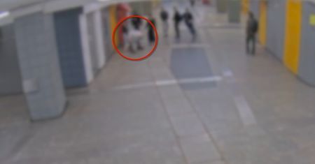 Brutalny atak w warszawskim metrze. Jest nagranie