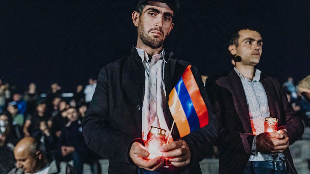 Zdjęcie okładkowe artykułu: Getty Images / Diego Herrera/SOPA Images/LightRocket / Na zdjęciu: Człowiek trzymający flagę na cmentarzu w Yerablur, by uhonorować Ormian poległych o Górski Karabach