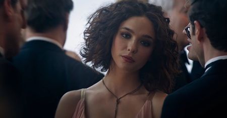 W serialu HBO uwodzi. W przeszłości walczyła z anoreksją