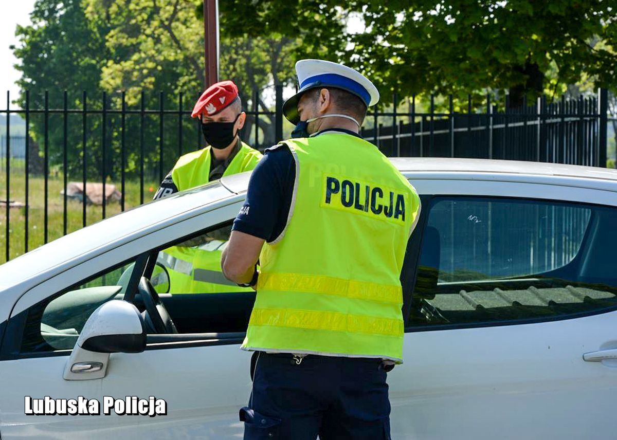 Żandarmeria wojskowa skontroluje kierowców, ale nie zawsze. (Raz jeszcze) tłumaczymy przepisy