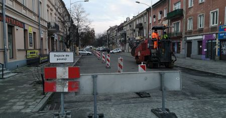 Zaparkowany samochód blokuje remont ulicy. Drogowcy poszukują właściciela
