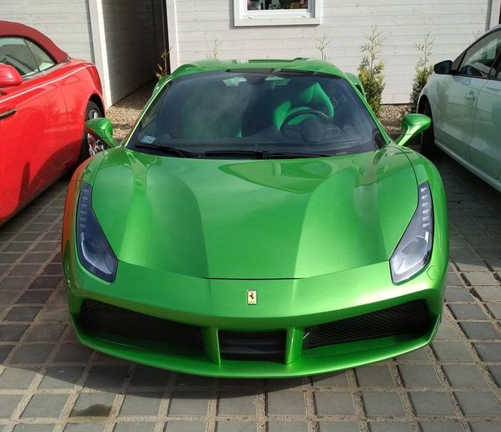 Zielone ferrari 488 spider zostało skradzione nad morzem. To znany egzemplarz