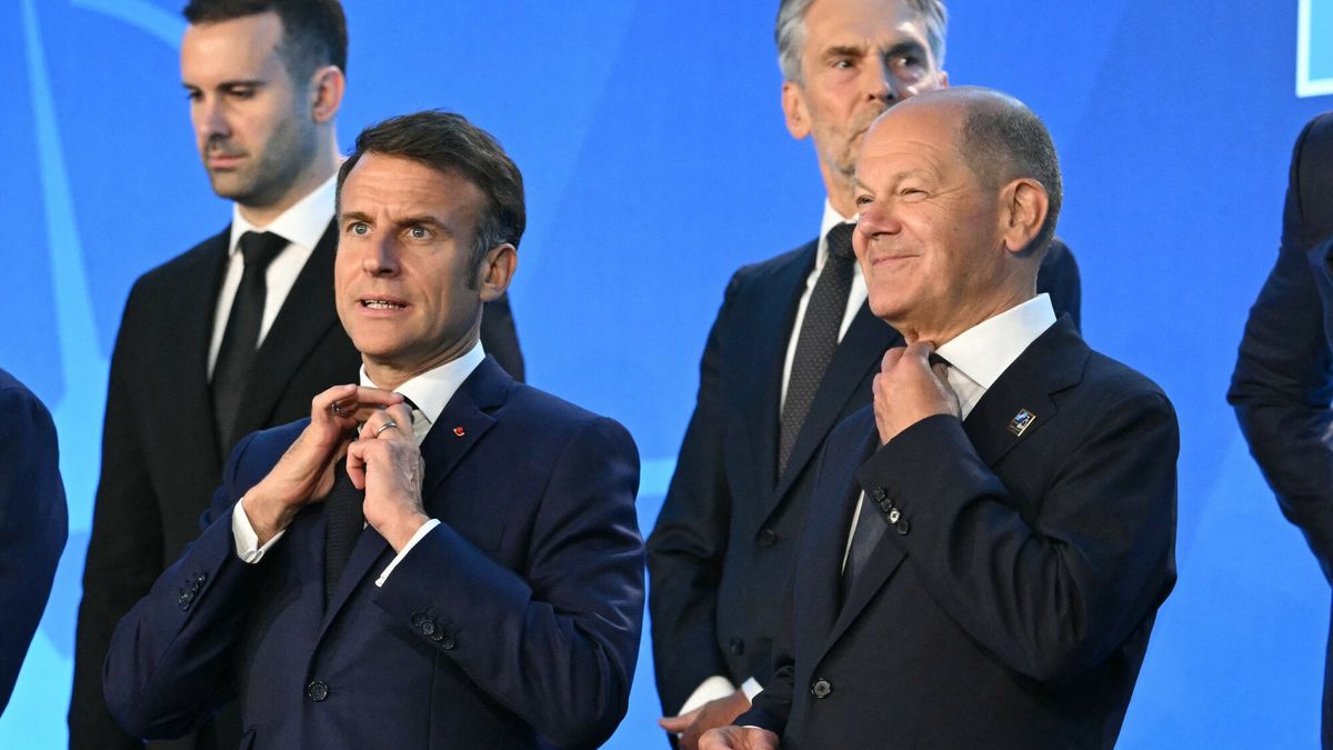 Szczyt NATO w Waszyngtonie
French President Emmanuel Macron (L) and German Chancellor Olaf Scholz (R) pose for a family photo during the NATO 75th anniversary summit at the Walter E. Washington Convention Center in Washington, DC, on July 10, 2024. (Photo by SAUL LOEB / AFP)
SAUL LOEB