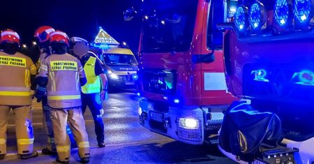 Wypadek na S17. Samochód dachował