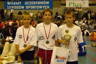 Źródło: Arch. prywatne: Złoci medaliści Pucharu Polski w mini siatkówce Zabrze 2007 w kategorii „dwójek”, od lewej: Szymon Lipiński, Jakub Popardowski, Tomasz Fornal