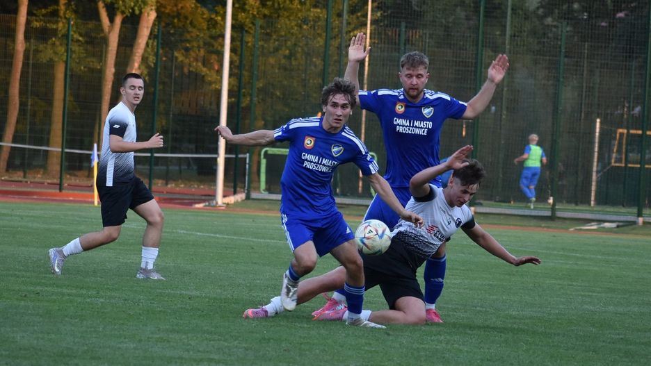 Kmita Zabierzów (białe koszulki) pewnie wygrała w Proszowicach
