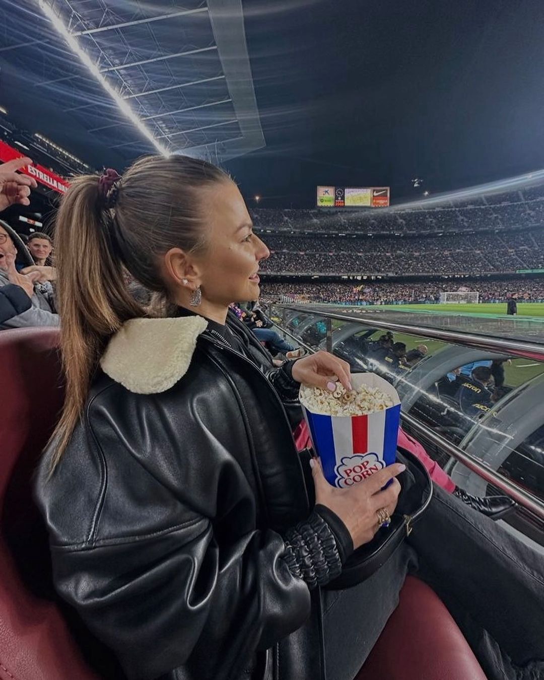 Anna Lewandowska w skórzanej kurtce z futrzanym kołnierzem