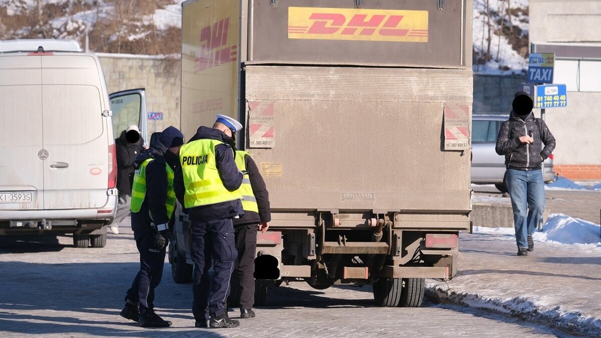 Policjanci kontrolujący pojazd firmy kurierskiej w ramach akcji "Truck & Bus"