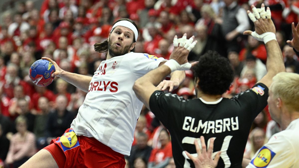 PAP/EPA / Johan Nilsson / Na zdjęciu: Mikkel Hansen (z piłką) podczas meczu z Egiptem