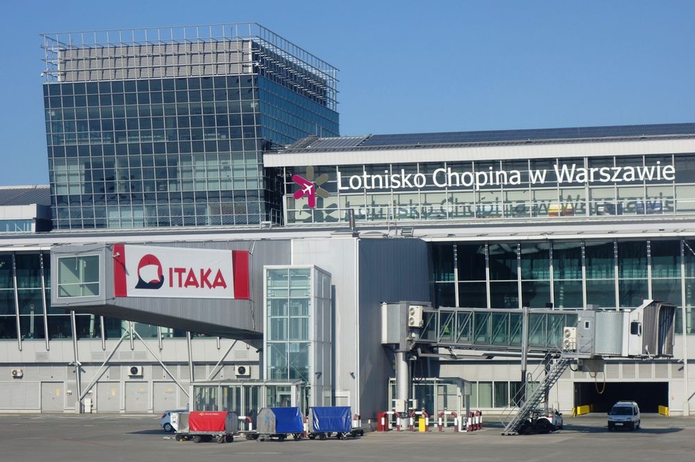 Nieczynne sklepy na lotnisku Chopina w Warszawie. Podróżni są zdziwieni 