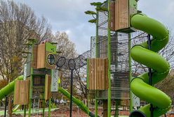 Warszawa. Nowy plac zabaw na Wawrzyszewie. Zjeżdżalnia w kształcie krokodyla