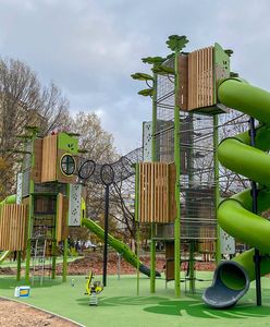 Warszawa. Nowy plac zabaw na Wawrzyszewie. Zjeżdżalnia w kształcie krokodyla