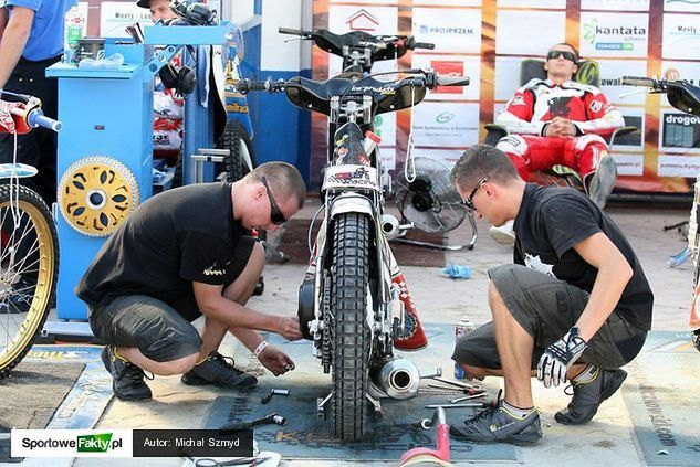 Krzysztof Buczkowski w sprawach sprzętowych zdaje się na swoich mechaników. Sam lubi jednak czasami prowadzić auto po zawodach, choć z reguły odpoczywa, gdy pracują członkowie jego teamu.