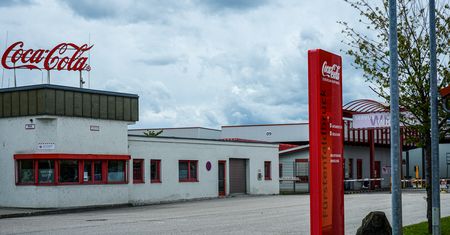 Coca-Cola wycofuje napoje w Europie. Ujawniono powód