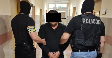 Skorzystała z podwózki "na aplikację". Kierowca wyciągnął ją z samochodu i próbował dusić