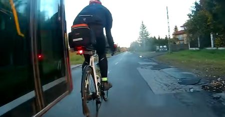 Nagranie z Łodzi. Sekundę później pędzący autobus go zahaczył