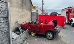 Z seicento zrobił kabrioleta. Strażacy musieli ratować 24-latka