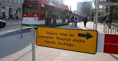 Ekipa filmowa na Al. Racławickich. Kierowcy na objazd, a piesi przymusowy spacer Ogrodem Saskim