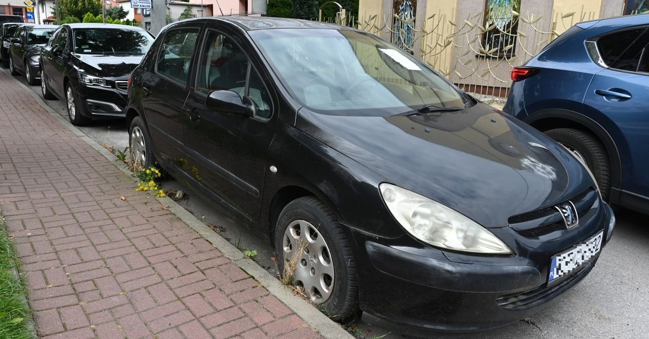 Kielce: Nazwano go pomnikiem Spółdzielni KSM. Auto wrasta w chodnik i przeszkadza kierowcom