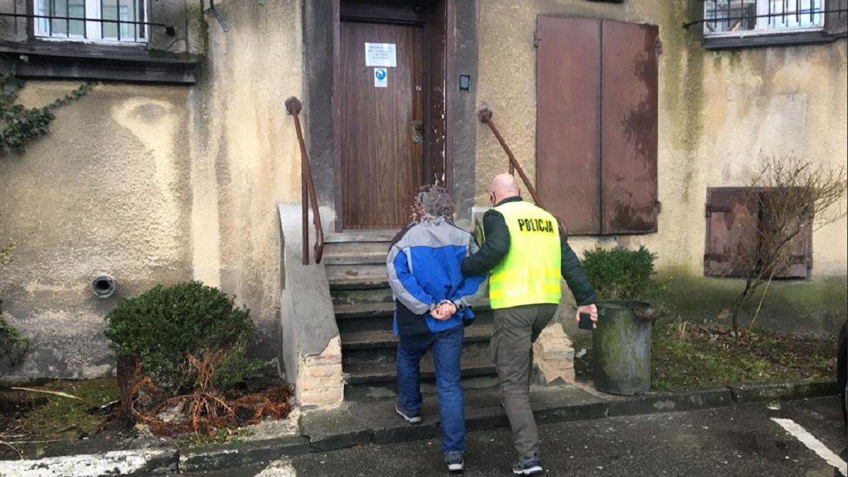 (Policja)Tego jeszcze nie było. 51-latek zarabiał na szaletach miejskich