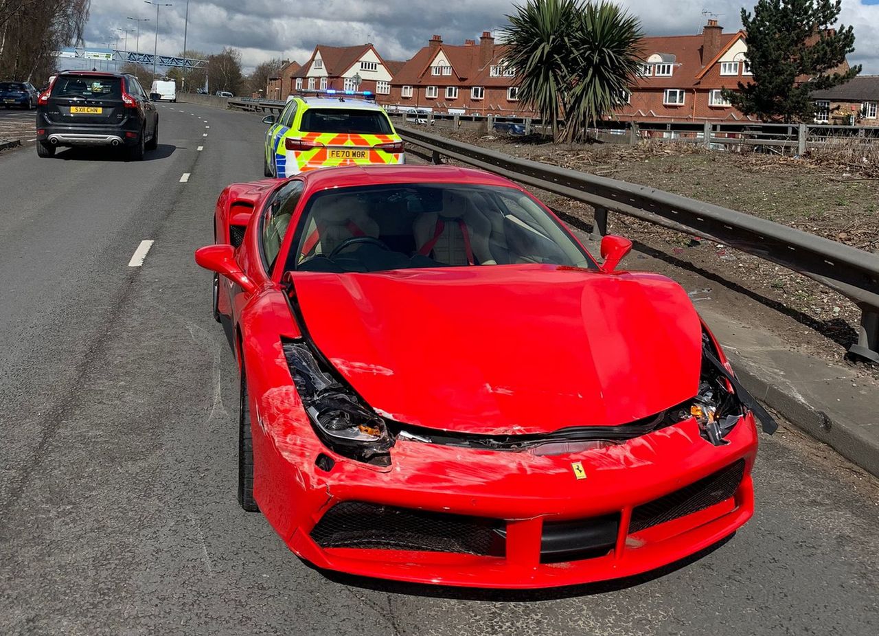 Rozbił ferrari w Wielkiej Brytanii. Kilka minut wcześniej wyjechał z salonu