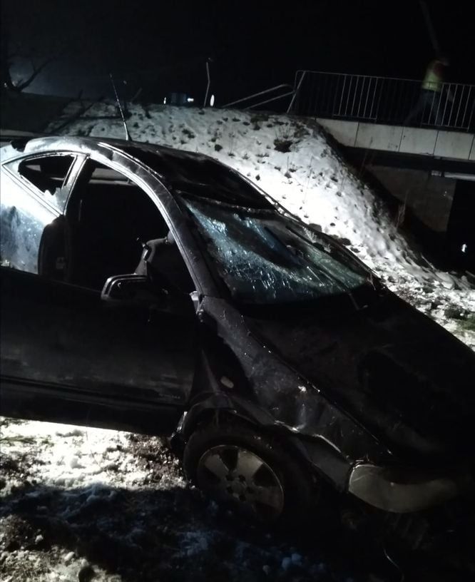 Opel wpadł w rzeki Ciemięga w miejscowości Dys | fot. KMP Lublin