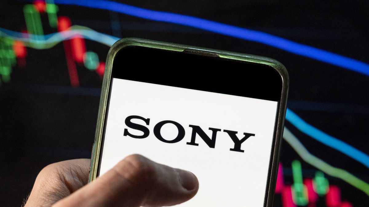 CHINA - 2021/12/09: In this photo illustration the Japanese multinational technology conglomerate corporation Sony logo seen displayed on a smartphone with an economic stock exchange index graph in the background. (Photo Illustration by Budrul Chukrut/SOPA Images/LightRocket via Getty Images)