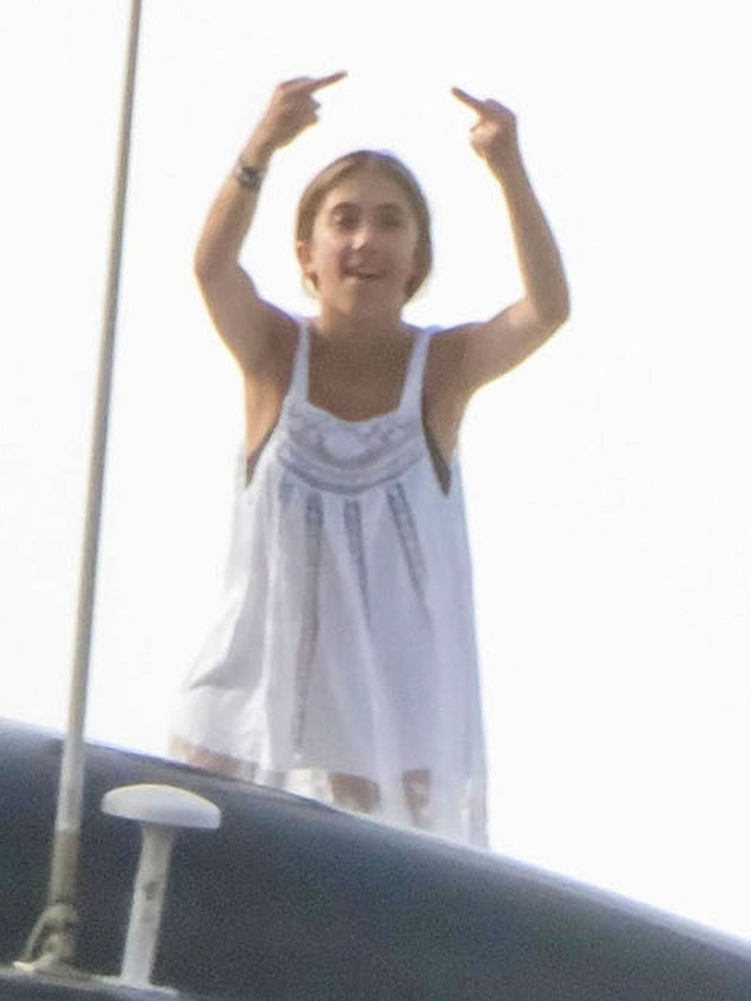 Salma Hayek dokazuje z rodzinką na jachcie