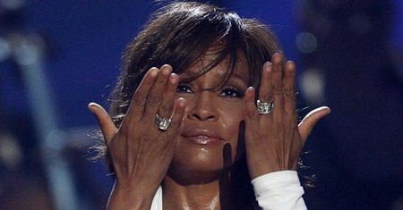 Koroner: Whitney miała ATAK SERCA i UTONĘŁA!