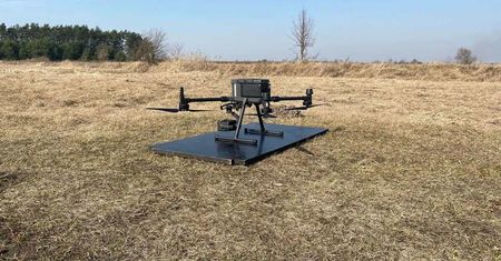Służby latają dronem i wystawiają mandaty za wypalanie traw. Działania prewencyjne policji i straży pożarnej