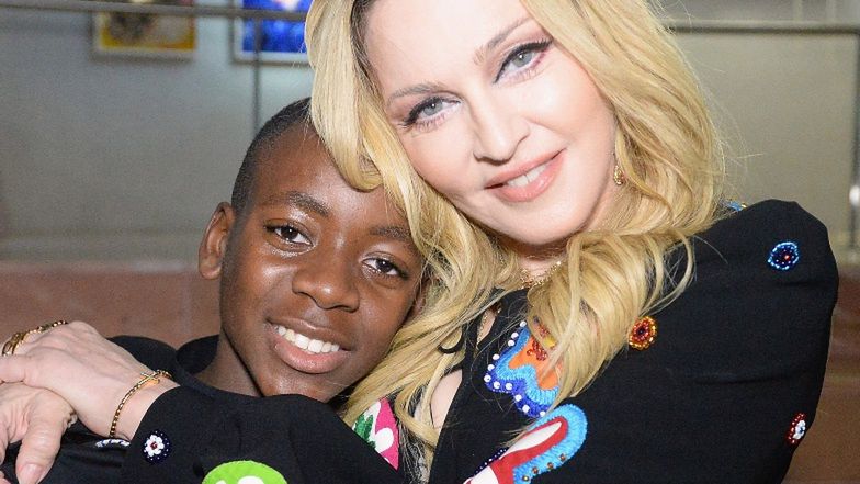 15-letni syn Madonny przechadza się po domu w sukience