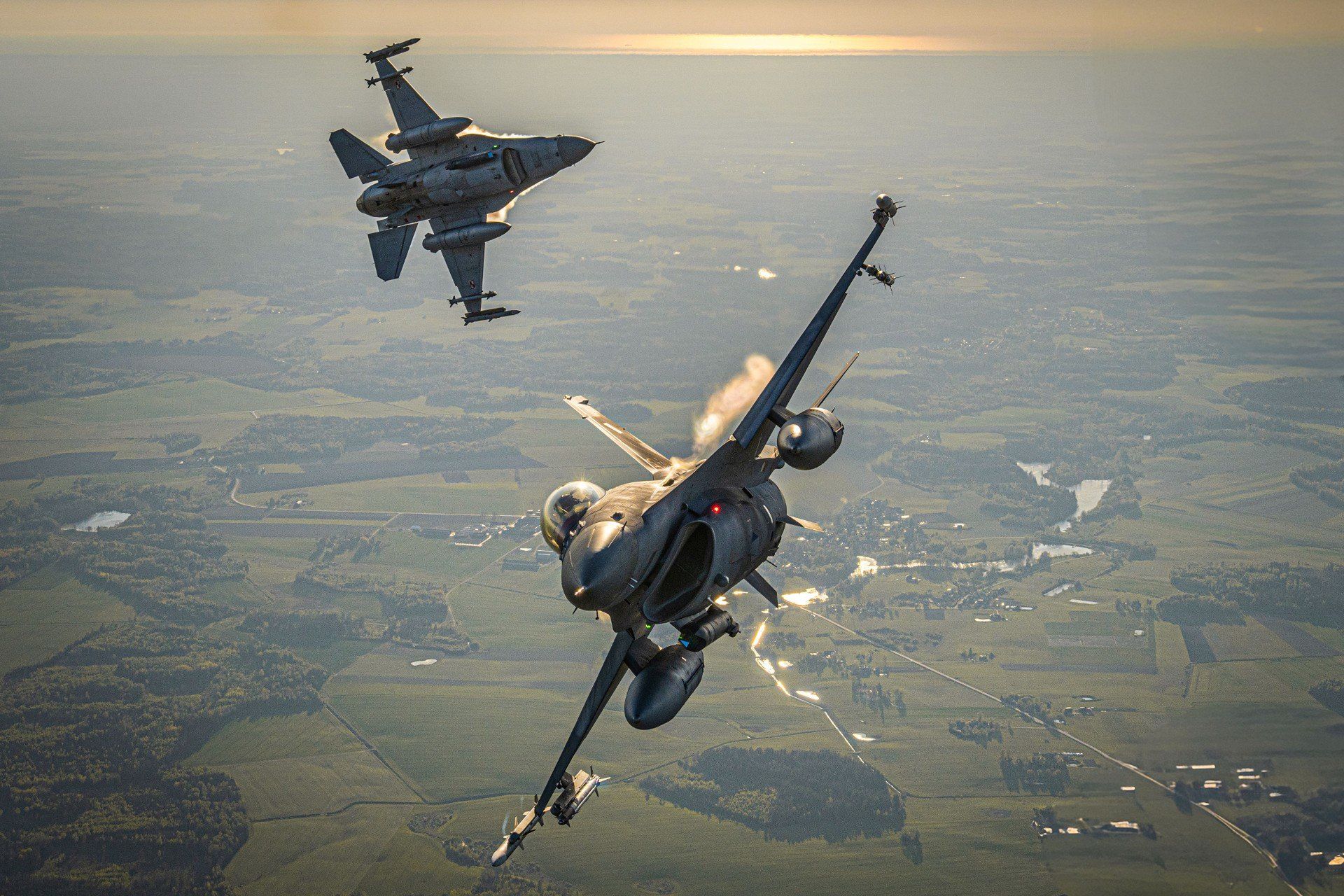 Polskie i sojusznicze samoloty wielozadaniowe F16 biorące udział w natowskiej misji Baltic Air Policing.