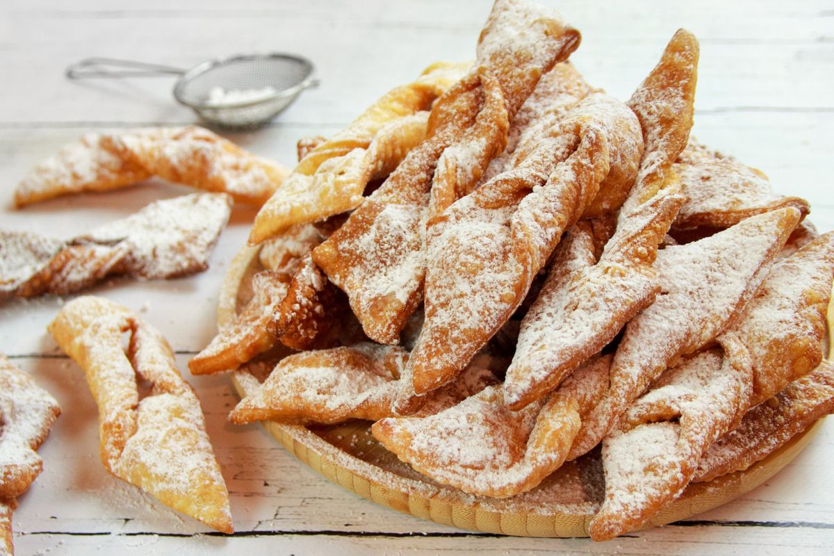 Sekret siostry Anastazji na udane faworki. Wyjdą niewiarygodnie kruche i chrupiące