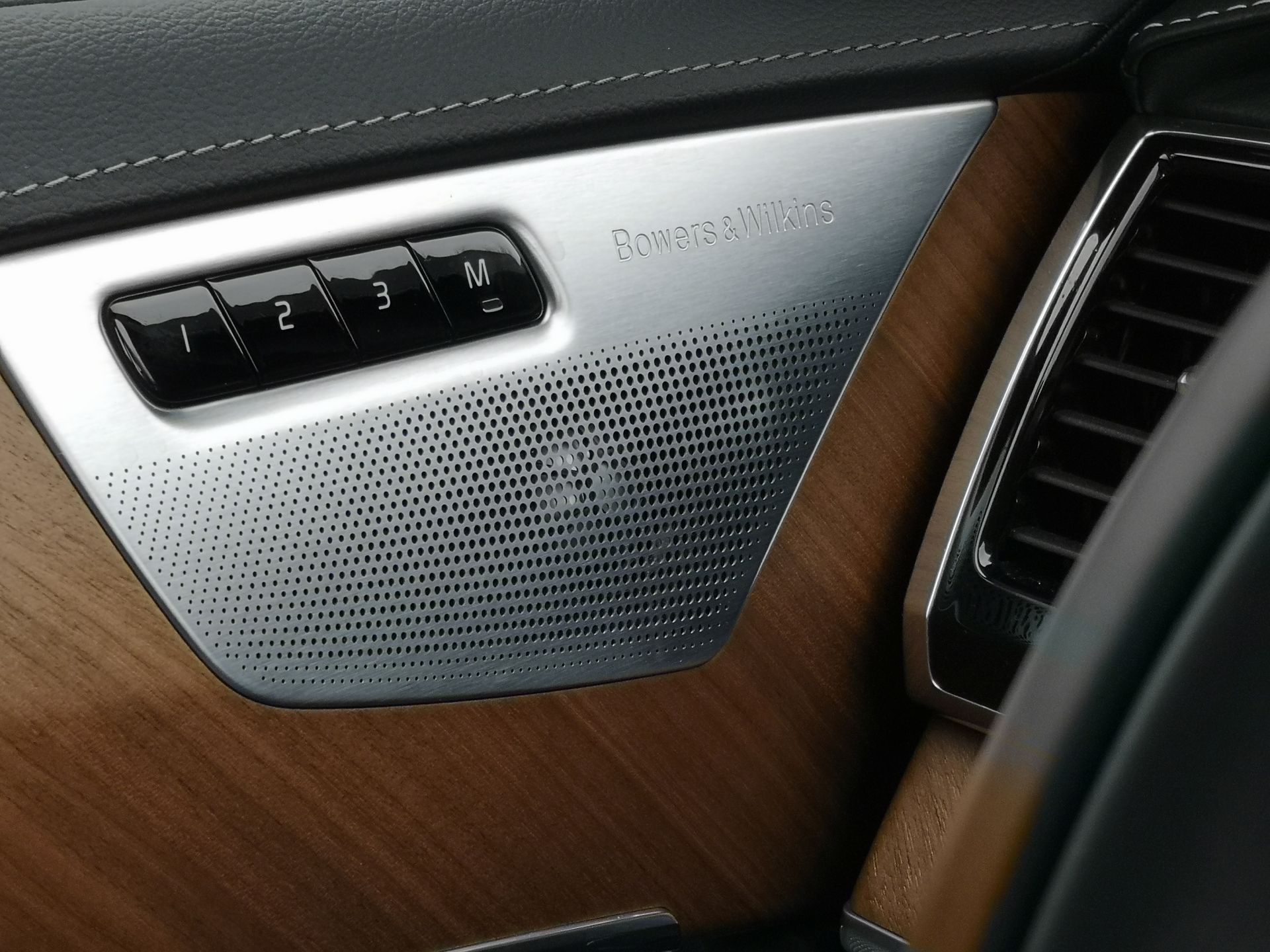 Volvo XC90: Volvo Sensus, audio Bowers & Wilkins i systemy bezpieczeństwa 17