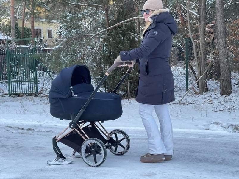 Joanna Kurska na spacerze z dziećmi