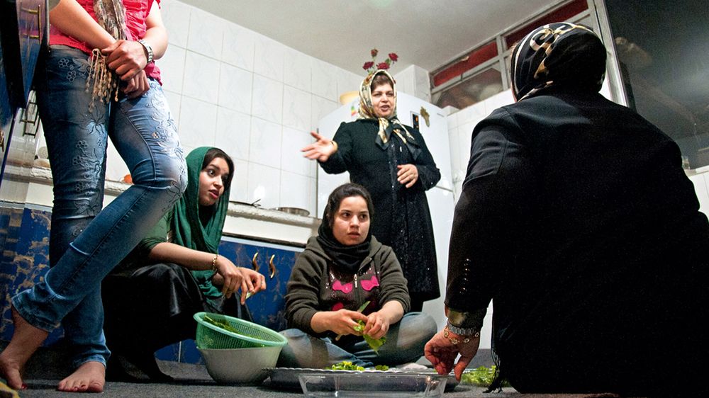 Kuzynki Mohhammada, Neda i Maryam, jego ciotka Sakineh i mama Habibeh rozmawiając w kuchni jego babci.