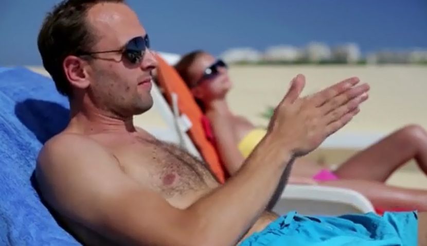 Coca-cola przyspiesza opalanie? Niebezpieczny trend trafił na plaże! (WIDEO)