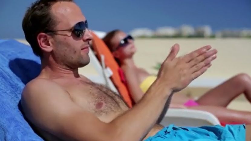 Według najnowszych trendów coca cola ma pomóc nam uzyskać piękną opaleniznę 