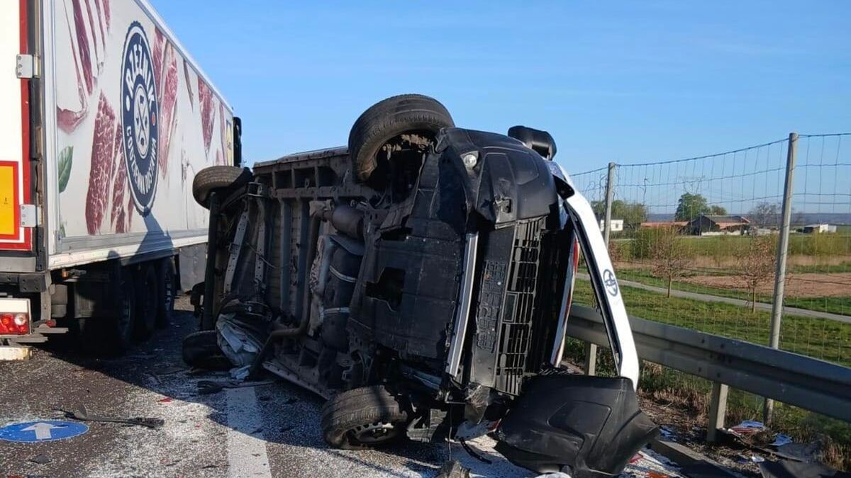 Ciężarówka wjechała w samochód służby drogowej i radiowóz na S12/S17