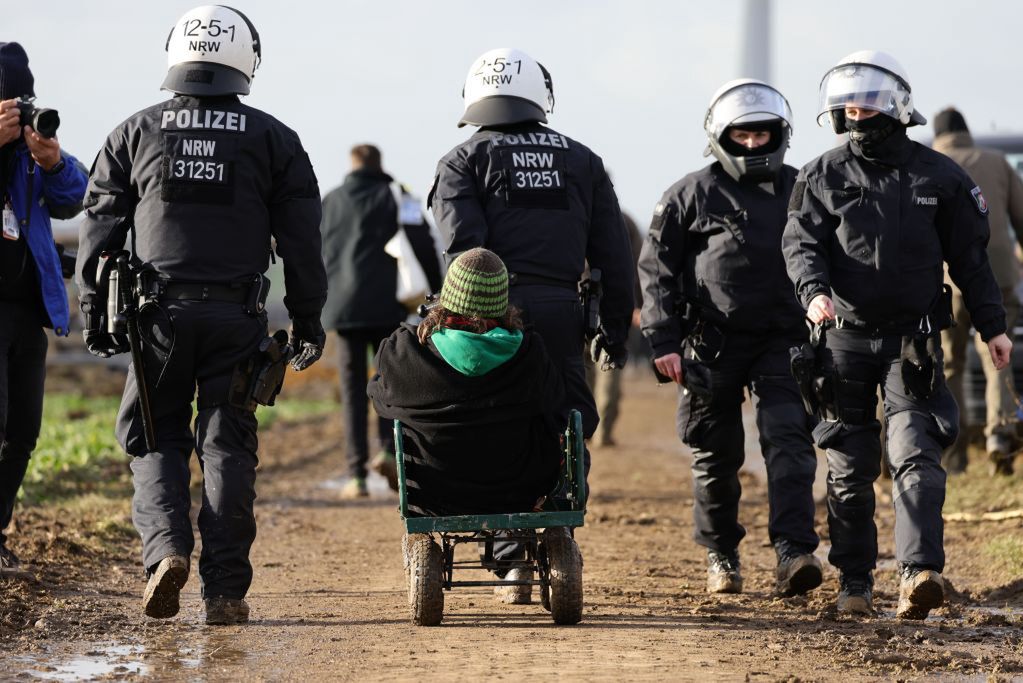  Policja zabiera aktywistów z osady Luetzerath obok kopalni odkrywkowej Garzweiler 