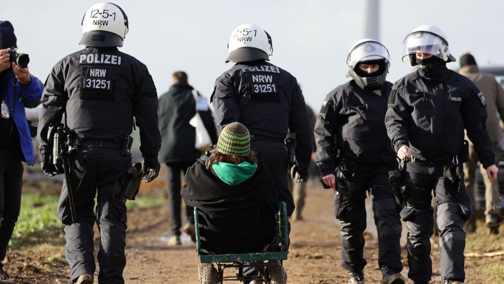  Policja zabiera aktywistów z osady Luetzerath obok kopalni odkrywkowej Garzweiler 